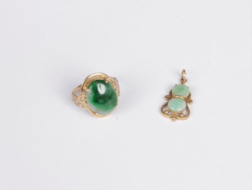 Lot de 2 bijoux en or 14K (585) : une bague ornée d’un jade ovale et un pendentif orné de deux pêches d’éternité stylisées en jade. Poids brut : 6,1 g