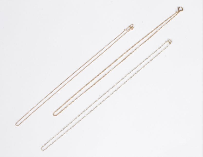 Suite de 3 fines chaînettes en or 18K (750). Poids : 6,6 g