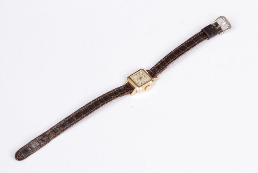 LIP
Montre de dame en or jaune 18K (750), cadran carré, bracelet cuir boucle métal, mouvement mécanique. Poids brut : 10,9 g (mouvement à réviser)