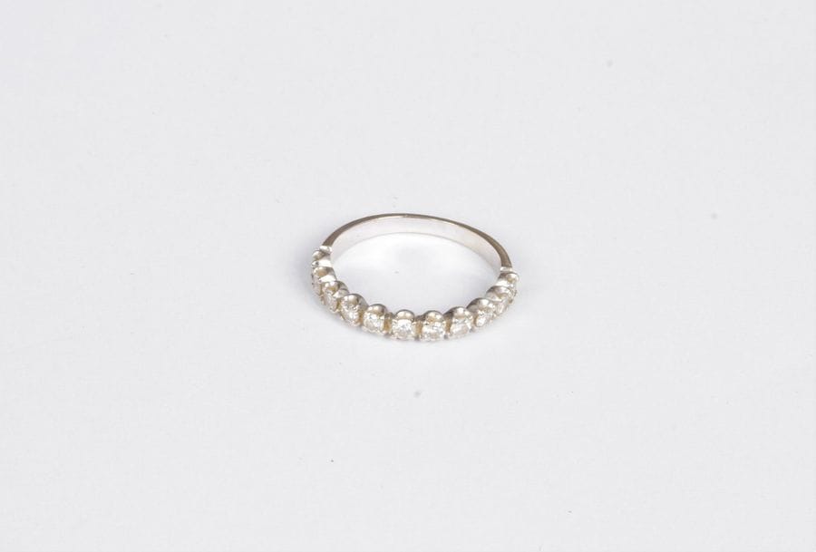 Demi-alliance en or gris 18K (750), sertie de 11 diamants de taille brillant. Tour de doigt : 54. Poids brut : 2,5 g