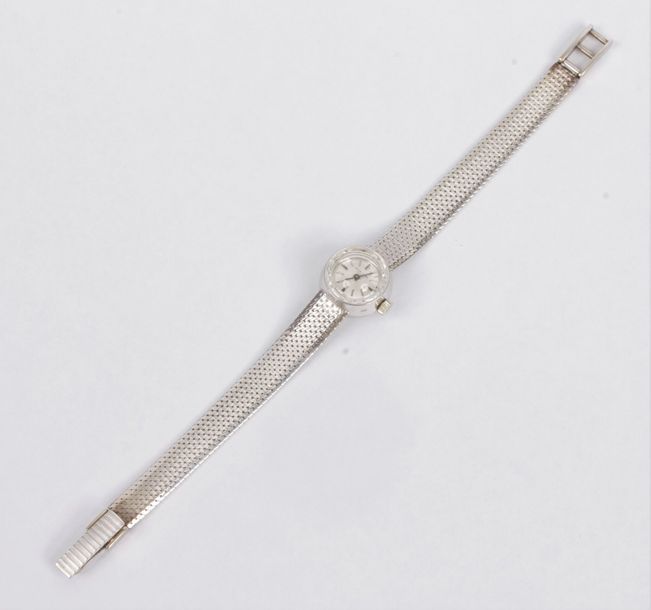 FAVRE LEUBA
Montre de dame en or gris 18K (750), cadran rond, fond satiné, index batons, bracelet souple en or 18K. Poids brut : 21,1 g (mouvement à réviser)