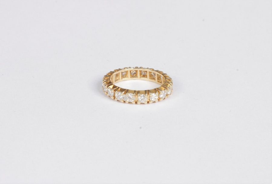 Alliance américaine en or 18K (750) entièrement sertie de diamants ronds. Tour de doigt : 50/51. Poids brut : 3,6 g