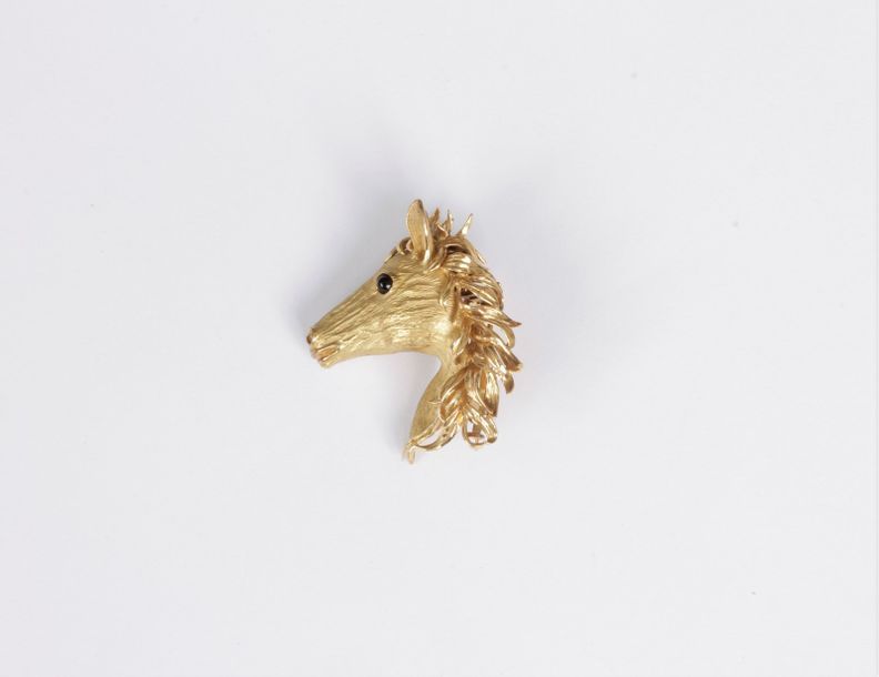 Broche-clip en or 18K (750) sculpté en tête de cheval. Travail français des années 1970. Hauteur : 4,3 cm environ. Poids : 22,2 g