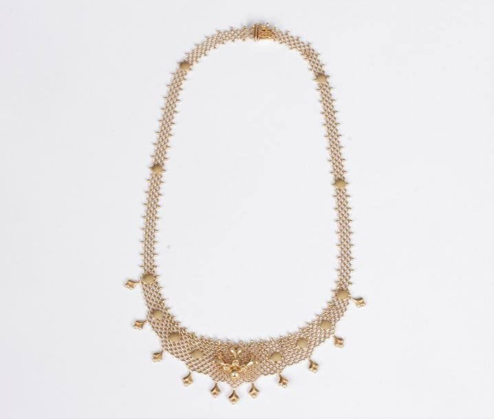 Collier ruban plat en résille d’or 18K (750). Travail français des années 1950. Longueur : 43 cm environ. Poids : 24,4 g