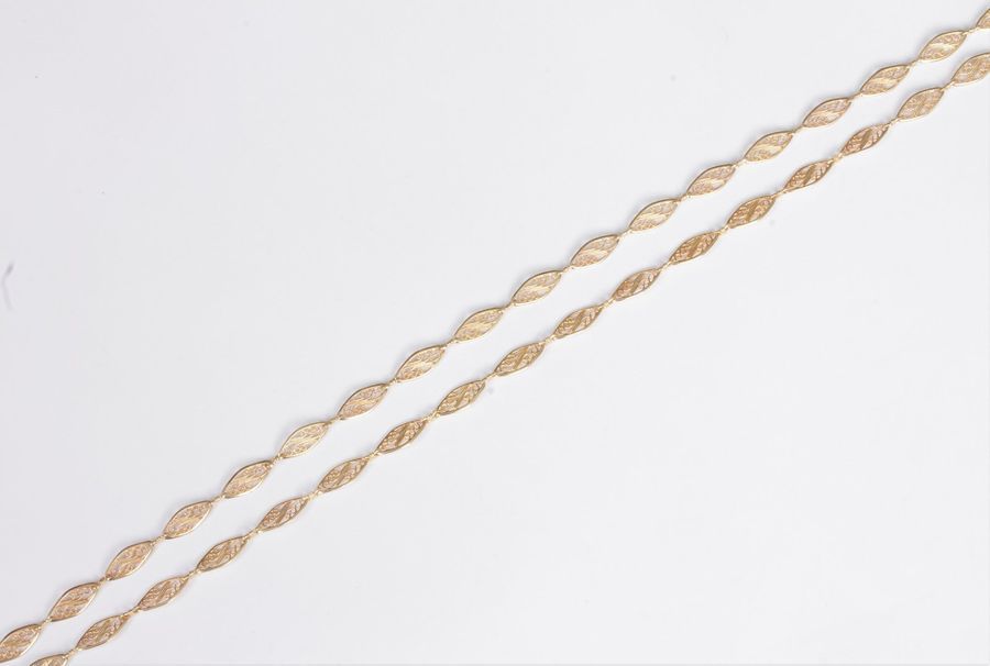 Sautoir en or 18K (750), articulé de maillons filigranés. Travail français. Longueur : 87 cm environ. Poids : 35,9 g