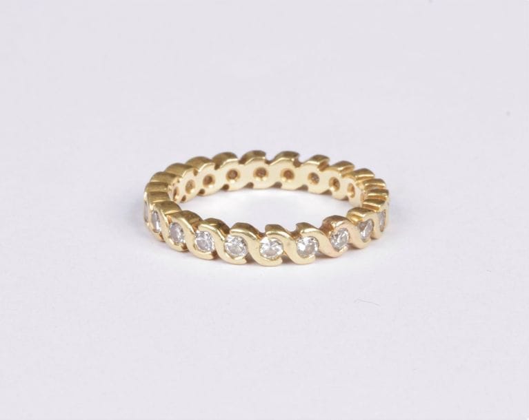 Alliance en or jaune 18K (750), sertie de diamants ronds taille 8/8. Tour de doigt : 56. Poids brut : 4,7 g