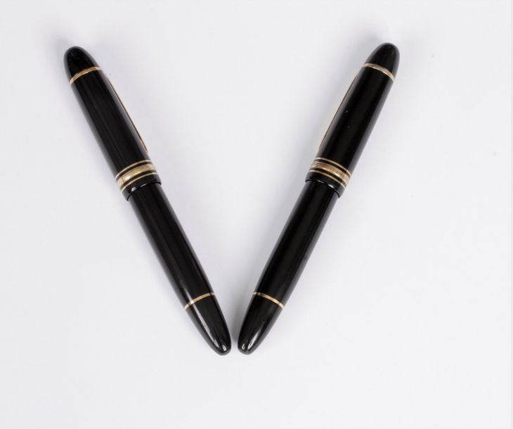 MONTBLANC
Lot de deux stylos Meisterstuck en résine noire et métal doré, les plumes en or, l’une plus fine que l’autre (état d’usage)