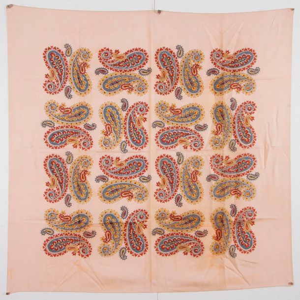 Lot de 14 foulards en soie dont 1 Pierre Balmain et 1 Nina Ricci. On joint un foulard en soie et viscose Taches.