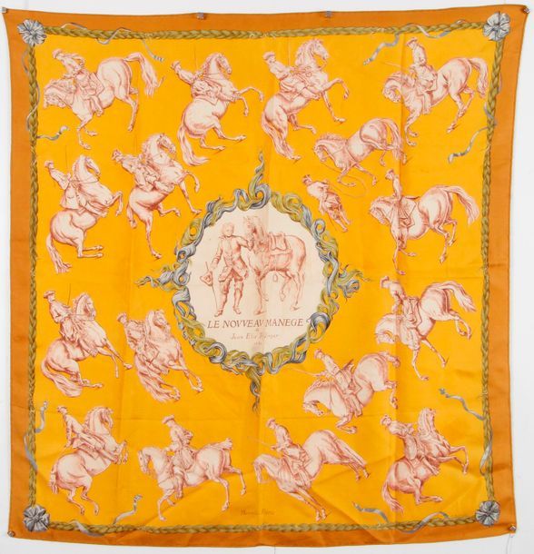 4 Carrés HERMÈS : « Le nouveau manège de Jean Elie Ridinger. 1734 » fond mordoré. Signé F. de la Ferrière « Armeria », fond bleu. Signé Ledoux « Passementerie », fond beige, entourage noir « Jouvence », fond beige, entouage mordoré Taches, traces, trous