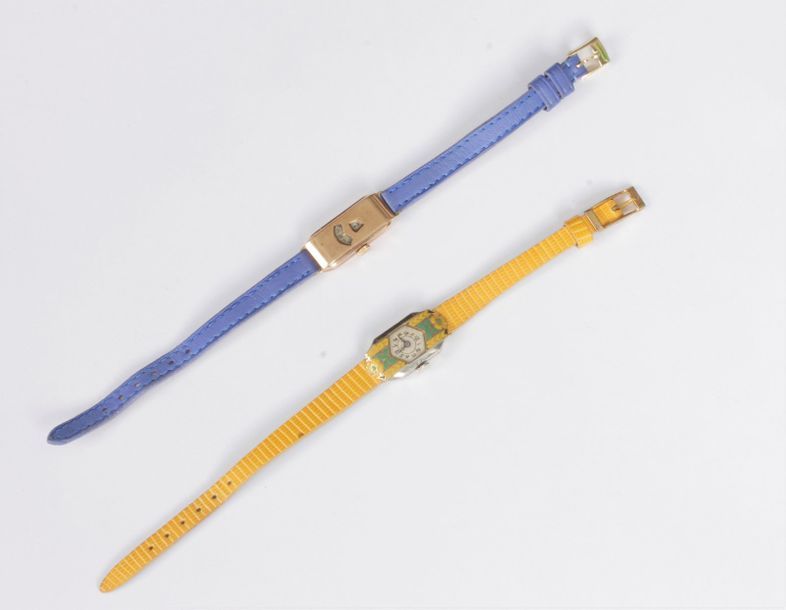 Lot composé de deux montres bracelet pour femme en or jaune : Montre à guichet en or jaune 9K (375) bracelet cuir bleu, poids brut : 10,4 g Montre en or jaune 18K (750) boîtier émaillé vert et jaune, poids brut : 10,3 g