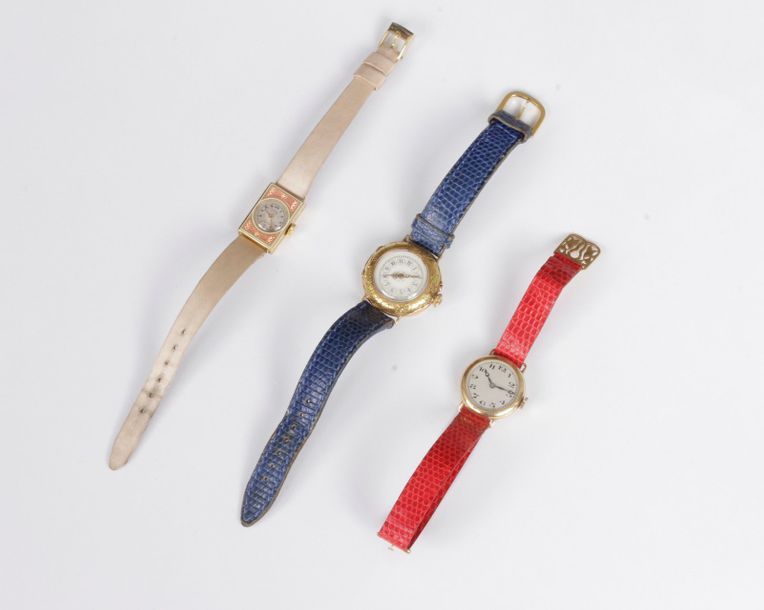 Lot composé de trois montres bracelet pour femme en or jaune 18K (750) : Juvénia en or jaune 18K et émail rose mouvement mécanique. Montre de col vers 1900 en or jaune 18K avec bracelet cuir bleu - Montre de col vers 1920 en or jaune 18K bracelet cuir rouge Poids brut : 45,3 g