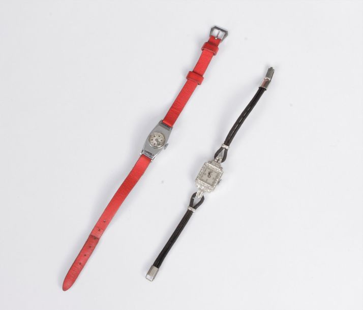 Lot composé de deux montres bracelet pour femme : Genève en platine sertie de diamants taille brillant, bracelet cuir noir. Anonyme, en acier de forme tonneau bracelet cuir rouge. Poids brut de la montre en platine : 10,5 g