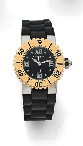 CHAUMET Class one 
N° 622-4824 Montre bracelet pour femme en plaqué or et acier, cadran noir index chiffres romains formant les heures, date par guichet à 6h, mouvement à quartz (fonctionne), bracelet en caoutchouc intégré avec sa boucle déployante signée. Cadran, boîtier et mouvement signés. La montre est accompagnée de son écrin.