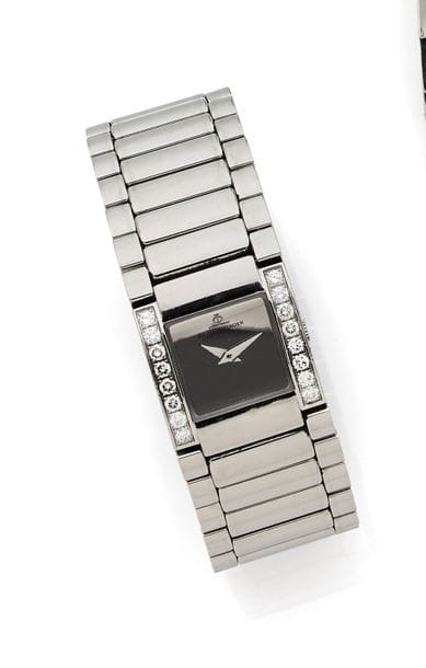 BAUME & MERCIER Catwalk
N° 527337 Montre bracelet pour femme en acier, cadran gris, lunette sertie de diamants, mouvement quartz (fonctionne), bracelet en acier intégré avec sa boucle déployante signée. Cadran, boîtier et mouvement signés. La montre est accompagnée de son écrin.