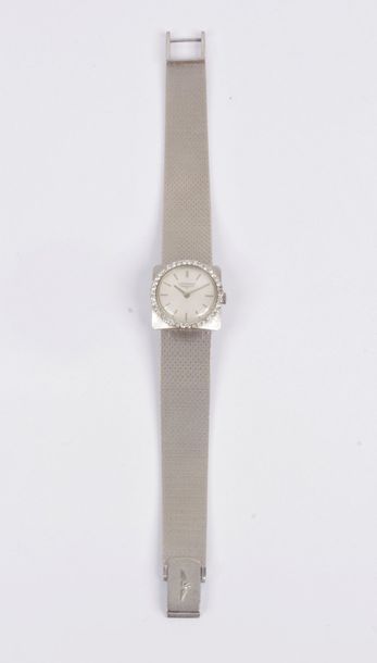 LONGINES. Vers 1970
Montre bracelet pour femme en or gris 18K (750), lunette sertie de diamants taille brillant, cadran blanc index bâtons appliqués formant les heures, mouvement à remontage mécanique calibre 320 N° 13809148, bracelet en or gris intégré signé. Cadran et mouvement signés. Diamètre : 20 mm Poids brut : 42 g