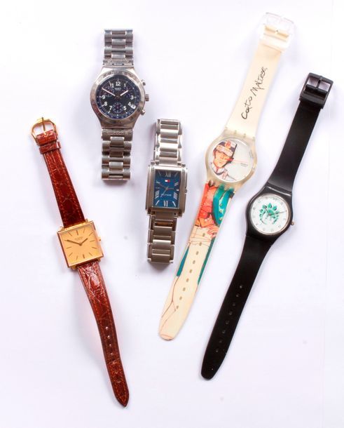 Lot de 5 montres bracelet d’homme dont 2 SWATCH (dont 1 modèle Corto Maltèse), 1 Thomas HILFIGER, 1 UNIVERSAL en métal doré et 1 Stegosaurus.