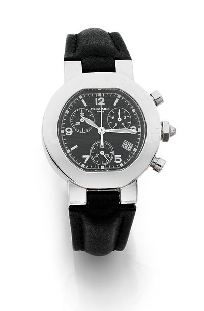 CHAUMET Style de Chaumet 
N° 322-3086 Montre bracelet en acier de type chronographe, cadran noir index chiffres arabes formant les heures, compteurs totalisateurs 30 minutes et 12 heures date à 6h, mouvement à quartz (fonctionne), bracelet cuir avec sa boucle ardillon en acier signée. Cadran, boîtier et mouvement signés. La montre est accompagnée de son écrin.