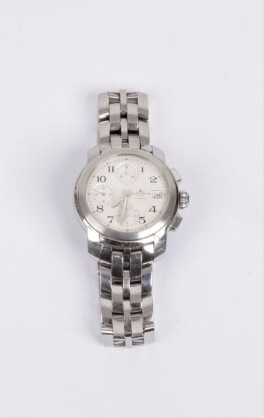 BAUME & MERCIER Capeland 
N° 5299616 Montre bracelet pour homme en acier de type chronographe, cadran blanc index chiffres arabes formant les heures, compteurs totalisateurs 30 minutes et 12 heures, trotteuse à 9h, mouvement mécanique à remontage automatique, bracelet en acier avec sa boucle déployante signée. Cadran, boîtier et mouvement signés. Diamètre : 38 mm