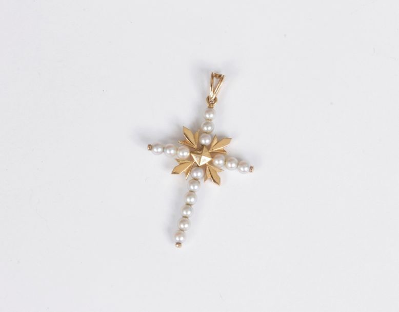 Pendentif croix en or 18K (750), sertie de petites perles fines. Travail français de la fin du XIXe siècle. Hauteur : 4 cm environ. Poids brut : 3,9 g