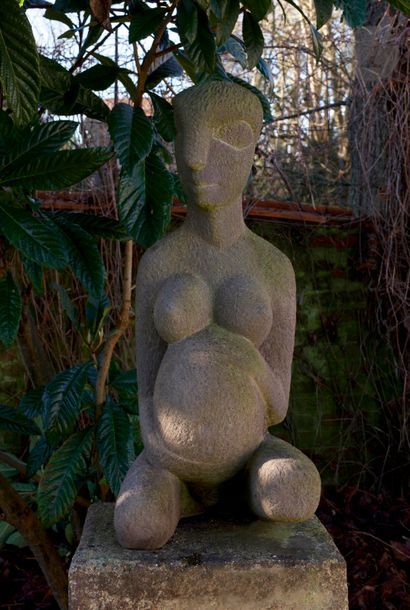 ACHIAM (1916-2005)
Femme enceinte assise, 1985
Sculpture en basalte - Taille directe.
Non signée.
91 x 38 x 37 cm
