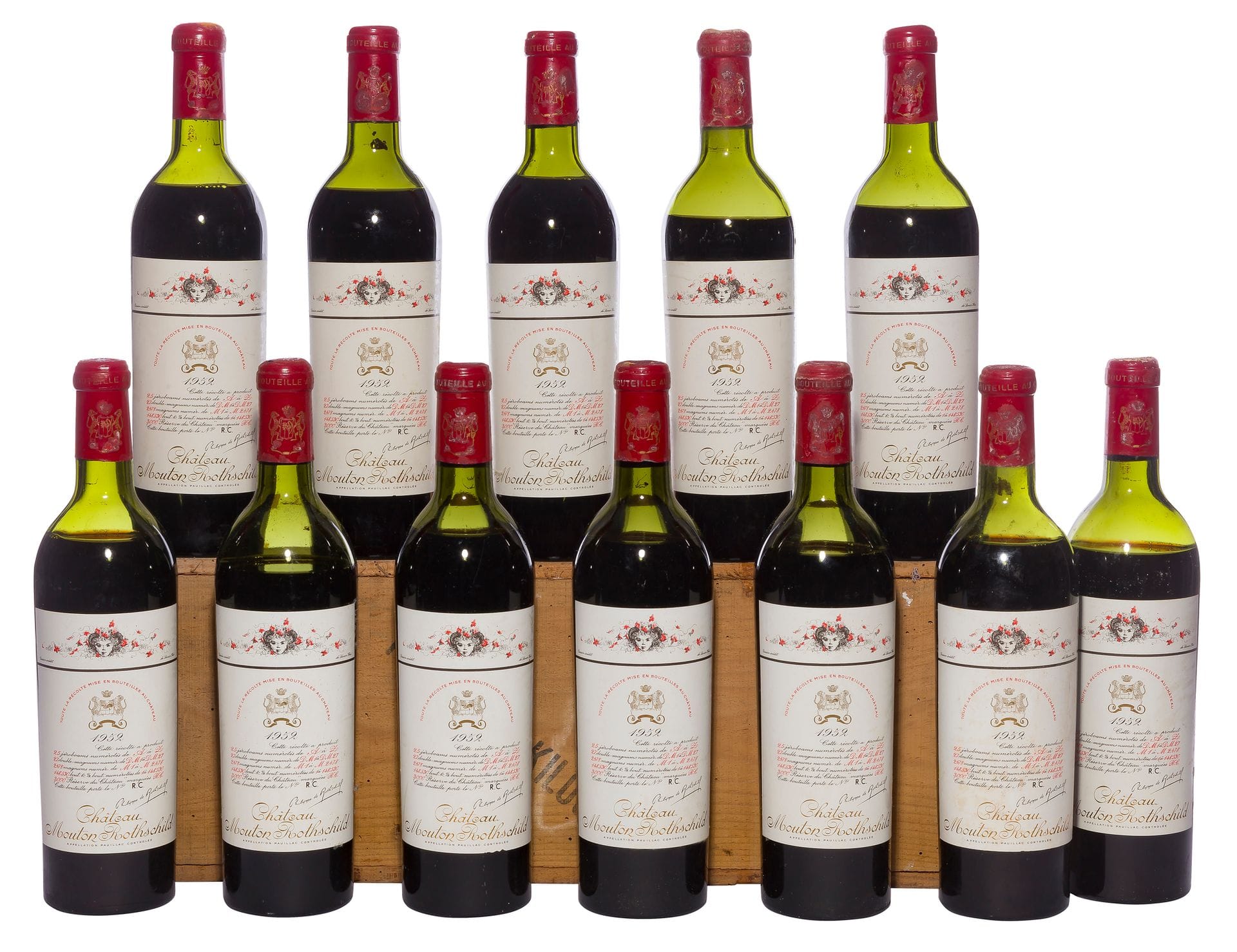 12 B CHÂTEAU MOUTON ROTHSCHILD (Caisse Bois d'origine abimée) (1 H.E ; 2 M.E.+ ; 5 M.E ; 2 B.E.+ ; 2 B.E ; 1 e.t.h. légères ; 1 e.t.h ; 1 e.l.a ; 1 capsule légèrement gondolée ; 4 c.c. légères dont 1 incurvée ; 4 c.c. avec traces de moisissures ; 2 c.a. au sommet ; belle présentation), GCC1 Pauillac, 1952
