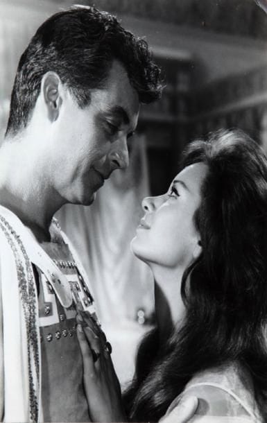 Rory Calhoun dans Way of a Gaucho (1952), The treasur of Pancho Villa (1955) et Il colosso di Rodi (1961). Une épreuve argentique et six épreuves d'exploitation d'époque. Formats: 20 x 20 à 25,5 x 20,5 cm.