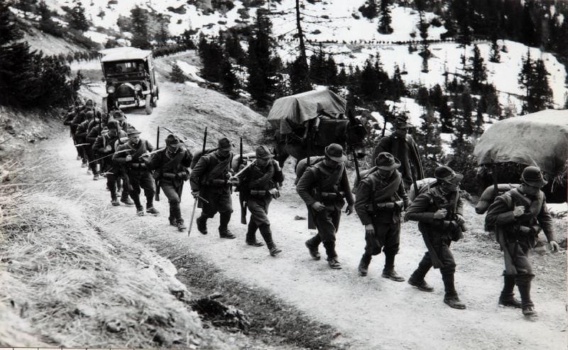 A farwell to arms ( L'adieu aux armes), 1957. De Charles Vidor, avec Rock Hudson, Jennifer Jones, Vittorio De Sica et Franco Interlenghi. 25 épreuves argentiques et d'exploitation d'époque par Pierluigi Praturlon et divers. Quelques tampons du photographe et de presse aux versos. Formats: 18 x18 à 20,5 x 25,5 cm.