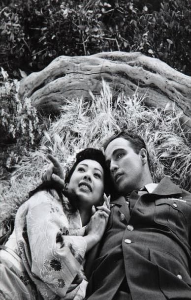 Sayonara, 1957. De Joshua Logan, avec Marlon Brando, Patricia Owens et Miiko Taka. 17 épreuves d'exploitation d'époque. Tampon de la Warner Bros et tampons de presse aux versos. Formats: de 21,5 x 16,5 à 25,5 x 20,5 cm.