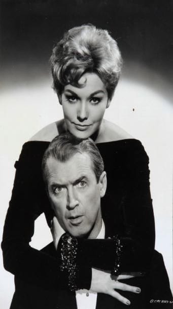 L'adorable voisine, 1958. De Richard Quine, avec James Stewart, Kim Novak, Jack Lemmon, Elsa Lanchester, Ernie Kovacs et Janice Rule. 26 épreuves argentiques, d'exploitation et contretypes d'époque. Formats: 15 x 19 à 25,5 x 20 cm. On joint une coupure de presse.