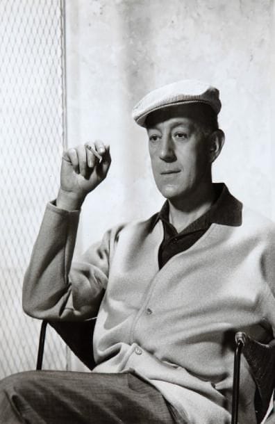 Alec Guinness dans Our man in Havana (1959), A majority of one (1961) et Hitler: The last ten days ( 1973). 27 épreuves argentiques et d'exploitation d'époque. Quelques tampons de presse aux versos. Formats: 23 x 18 à 25 x 20 cm.