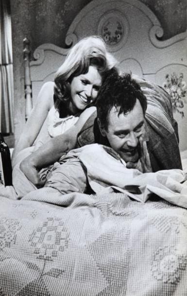 Days of wine and roses (Le jour du vin et des roses), 1962. De Blake Edwards, avec Jack Lemmon et Lee Remick. Cinq épreuves argentiques d'époque par Lawrence Schiller. Tampon Camera Press et étiquette tapuscrite avec mention du photographe aux versos. 30,5 x 23 cm.