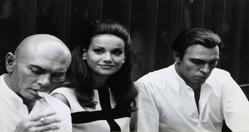 Triple cross (La fantastique histoire vraie d'Eddie Chapman), 1966. De Terence Young, avec Yul Brynner, Christopher Plummer, Romy Schneider, Gert Froebe et Claudine Auger. 11 épreuves argentiques d'époque dont six par Odile Montserrat. Tampon de la photographe aux versos. Formats: de 18 x 13 à 30 x 22 cm.