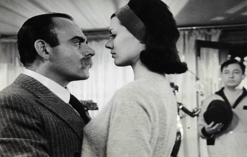 Louis Malle dans Les amants (1958), Zazie dans le métro (1960) et deux portraits du cinéaste (1973). Cinq épreuves argentiques d'époque . Quelques tampons de presse et du photographe (1) aux versos. Formats: 17,3 x 12,5 à 21 x 26,5 cm.