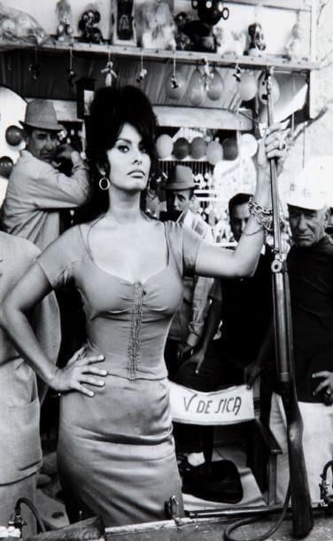 Boccaccio ?70 (Boccace 70), 1962. De Vittorio De Sica et Federico Fellini, avec Sophia Loren. 15 épreuves argentiques d'époque par Licio D'Aloisio et divers. Tampon du photographe aux versos. Formats: 14,5 x 10 à 24 x 18 cm.