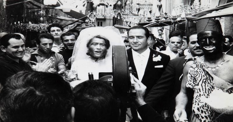 La donna scimmia (Le mari de la femme à barbe), 1964. De Marco Ferreri, avec Ugo Tognazzi et Annie Girardot. Deux épreuves argentiques d'époque par Elio Sorci et Pierluigi. Tampons des photographes aux versos. Formats: 20 x 30 et 23 x 30 cm.