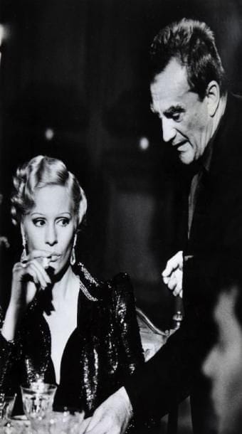 Ludwig - Le crépuscule des Dieux, 1972. De Luchino Visconti, avec Helmut Berger et Romy Schneider. 14 épreuves argentiques d'époque par Pietro Pascuttini et divers. Tampon du photographe et de presse aux versos. Formats: 29,5 x 23 et 35 x 26 cm. On joint un document tapuscrit.