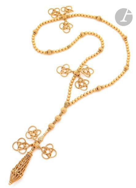 CARTIER
Collier »Chapelet musulman» en perles d’or 18K (750), ponctué de boules côtelées et d’anneaux tressés, centré d’un motif filigrané. Travail français des années 1970. Signé (signature à demi effacée) et numéroté. Longueur : 52 cm environ (pampille comprise). Poids : 202,7 g
 Ce modèle, »Sautoir arabe», apparaît en 1947 et continue d’être fabriqué jusqu’en 1970, il porte plus tard le nom de»Chapelet musulman». Nadine Coleno, Étourdissant Cartier, La création depuis 1947, 2008, p. 157-158 ; François Chaille, The Cartier Collection, Jewelry vol 2, 2018, p. 449