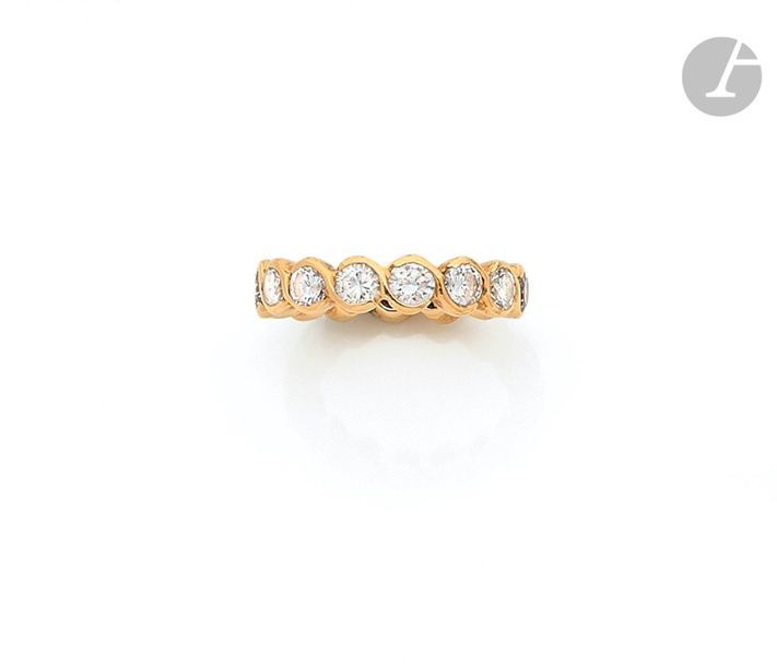 American wedding band in 18K (750) gold, set with 15 round brilliant diamonds. Finger size: 53. Gross weight: 5.9 g