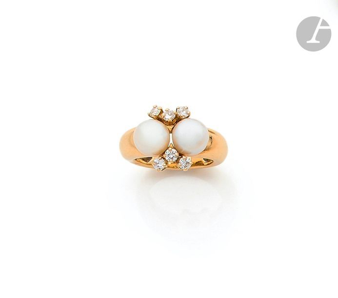 Ring in 18K (750) yellow gold, set with two cream cultured pearls set with 6 round diamonds. Finger size: 54. Gross weight: 11.1 g
