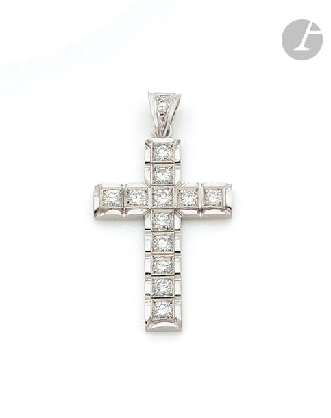 Pendentif croix en or gris 18K (750), serti de diamants ronds de taille brillant, la bélière agrémentée d’un diamant rond plus petit. Hauteur : 4,5 cm environ. Poids brut : 7,5 g