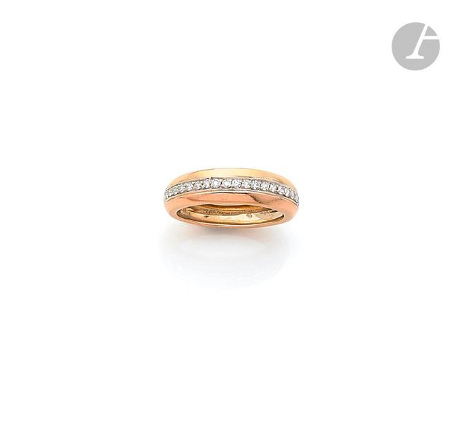 CARTIERRINGA
 18K (750) yellow, white and pink gold
 ring set with
 a line of round diamonds. Signed and numbered. Finger size: 50. Gross weight: 3.9 g

