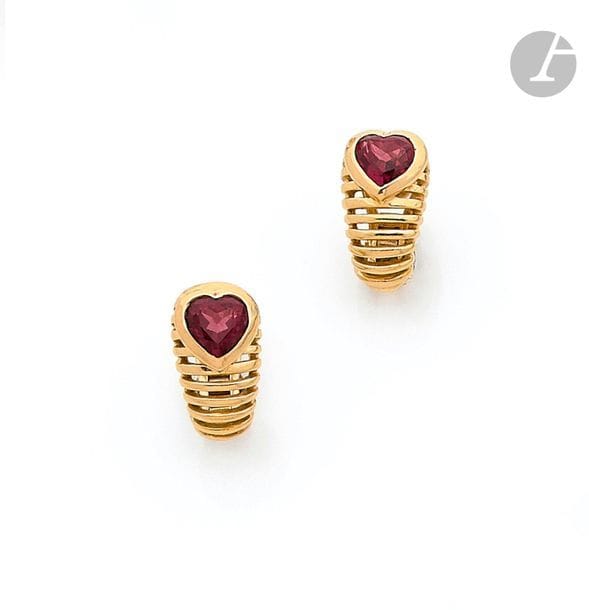 Paire de boucles d’oreilles en fils d’or jaune 18K (750), chacune ornée d’une pierre rose cordiforme. Hauteur : 1,7 cm environ. Poids brut : 9,3 g