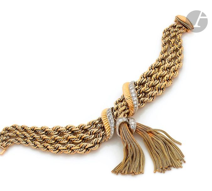 Trimmings" bracelet of three twisted chains in 18K (750) gold, adorned with a double motif, draped, set with round diamonds on platinum, finished with floches. French work from the 1950s. Length: about 18.5 cm. Gross weight: 94.6 g