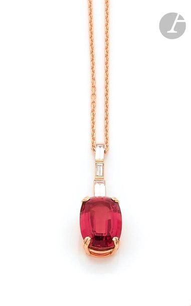 18K (750) pink gold pendant, set with a cushion-shaped pink tourmaline weighing 10.41 cts, the bélière adorned with 3 baguette diamonds, sliding on an 18K pink gold chain.

Tourmaline accompanied by a Carat Gem Lab report (2015) attesting: variety of tourmaline of natural origin