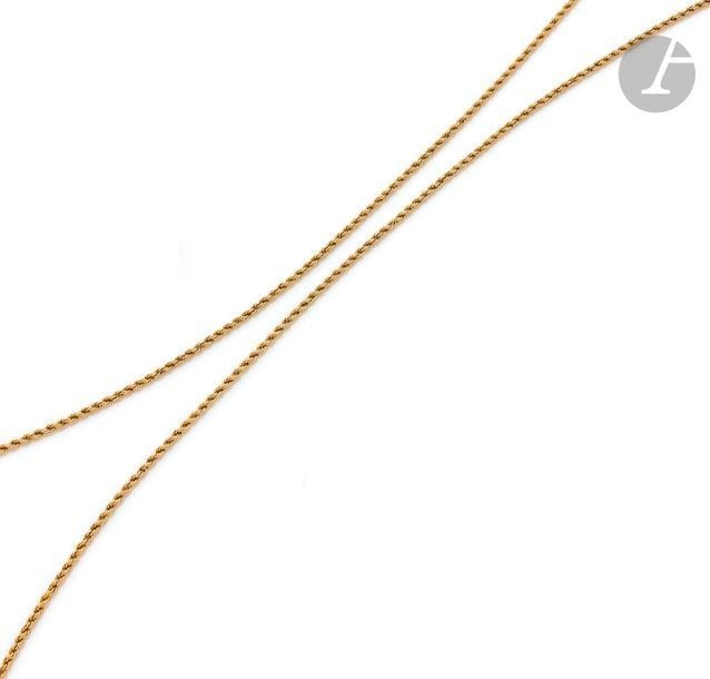 Sautoir en or 18K (750) torsadé. Longueur : 168 cm environ. Poids : 51,3 g