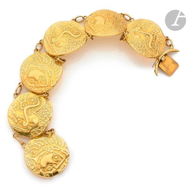 Bracelet en or 18K (750), articulé de 6 monnaies »à l’Antique». Longueur : 18 cm environ. Poids : 68,3 g