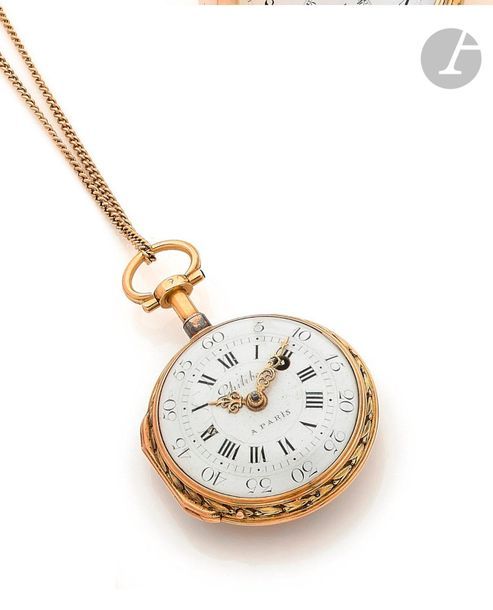 PHILIBERT à PARIS. Vers 1790
N  10776
Montre de poche d’époque Louis XVI 3 ors 18K (750), cadran émail blanc, index chiffres romains formant les heures, mouvement à sonnerie à toc, boîtier à décor d’allégories. On y joint une chaîne de cou en or 18K et une clé de remontage.
Diamètre : 40 mm
Poids brut de l’ensemble : 67,5 g