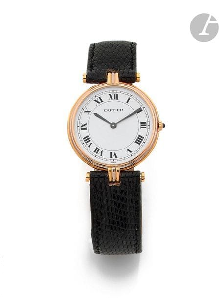 CARTIER Vendôme. Vers 1970
N  810032421
Montre bracelet pour homme trois ors 18K (750), cadran blanc, index chiffres romains formant les heures, mouvement à quartz (ne fonctionne pas prévoir une révision), bracelet cuir avec une boucle ardillon en métal doré non signée.
Cadran, boîtier et mouvement signés.
Diamètre : 30 mm
Poids brut : 26 g
