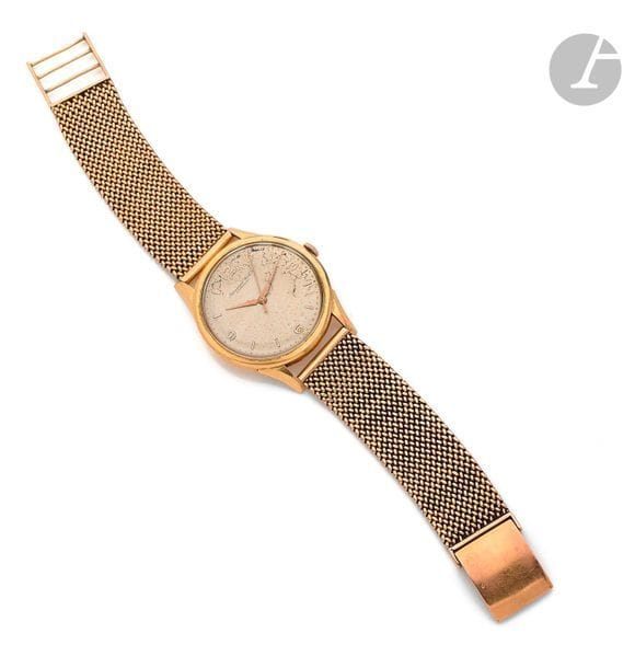 INTERNATIONAL WATCH Co. Vers 1960
N  1346928
Montre bracelet pour homme en or jaune 18K (750), cadran crème (accidents), index appliqués formant les heures, mouvement à remontage mécanique calibre C89 N  1338778, bracelet en or jaune 18K rapporté, léger enfoncement dans le fond de boîte.
Cadran, boîtier et mouvement signés.
Diamètre : 35 mm
Longueur : 20 cm
Poids brut : 74,9 g