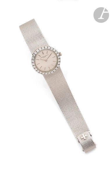 VACHERON & CONSTANTIN. Vers 1970
N  432910
Montre bracelet pour femme en or gris 18K (750), lunette sertie de diamants taille brillant, cadran blanc, index bâtons appliqués formant les heures, mouvement à remontage mécanique calibre K1050, N  594769, bracelet en or gris 18K intégré avec sa boucle ardillon siglée.
Cadran, boîtier et mouvement signés.
Diamètre : 23 mm
Longueur : 16,5 cm
Poids brut : 40,8 g
La montre est accompagnée de son écrin.